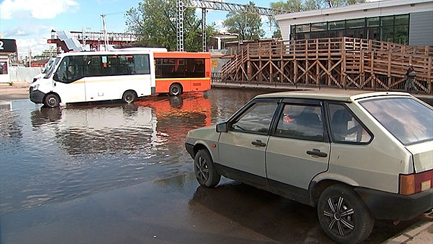 В России из-за непогоды начались массовые потопы: видео