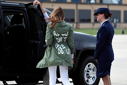 Трамп объяснил необычную надпись на куртке своей жены