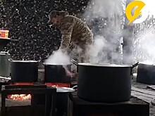 Су-шеф новосибирского ресторана приготовил новогодний стол для бойцов в зоне СВО