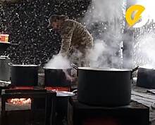 Су-шеф новосибирского ресторана приготовил новогодний стол для бойцов в зоне СВО