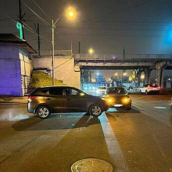 В районе двухъярусного моста столкнулись две легковушки, есть пострадавший