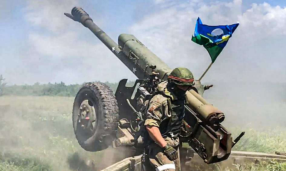 Военнослужащий артиллерийских подразделений Воздушно-десантных войск РФ во время работы при выполнении огневых задач по уничтожению огневой позиции минометов ВСУ в ходе специальной военной операции
