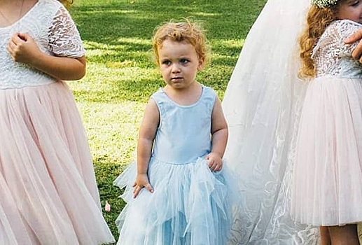 Молодоженов затравили за то, что их 2-летний сын пришел на свадьбу в голубом платье