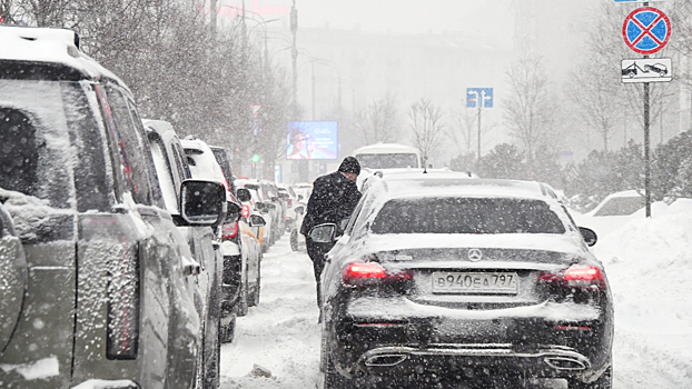 Дежурство тягачей организовано на дорогах столицы для помощи водителям