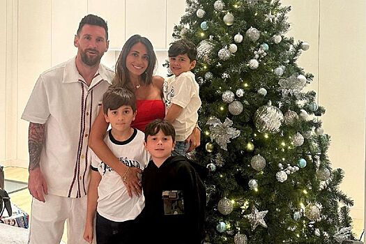 Жена Месси показала рождественское фото с Лионелем и детьми