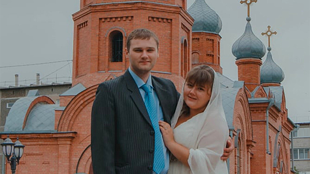 Россиянин донес на молодую учительницу из-за ее фото с мужем в день свадьбы на фоне храма