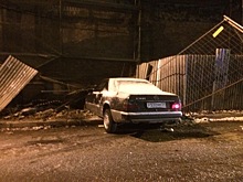 Водитель врезавшегося в забор Кройц-аптеки Mercedes сбежал с места ДТП
