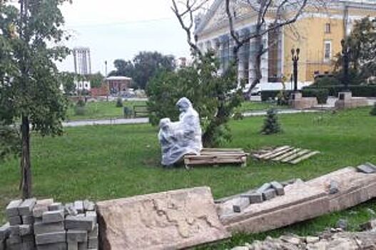 В Челябинске учительницу «усадили» на строительный поддон