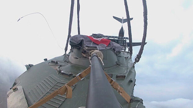 Десятки тонн брони и оружия в небе над Уссурийском: уникальные кадры десантирования техники