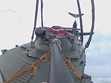 Десятки тонн брони и оружия в небе над Уссурийском: уникальные кадры десантирования техники