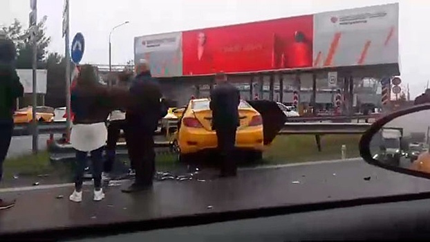 Такси въехало в отбойник в Шереметьево: видео