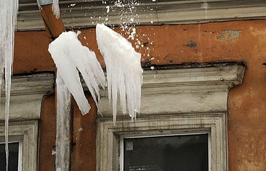 В Югре следователи выясняют, почему на мужчину с крыши упал снег
