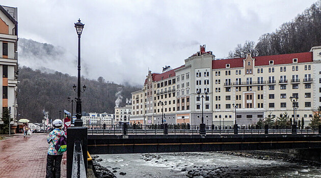 В Сочи туристка под песню «Гну свою линию» отпинала 20 автомобилей