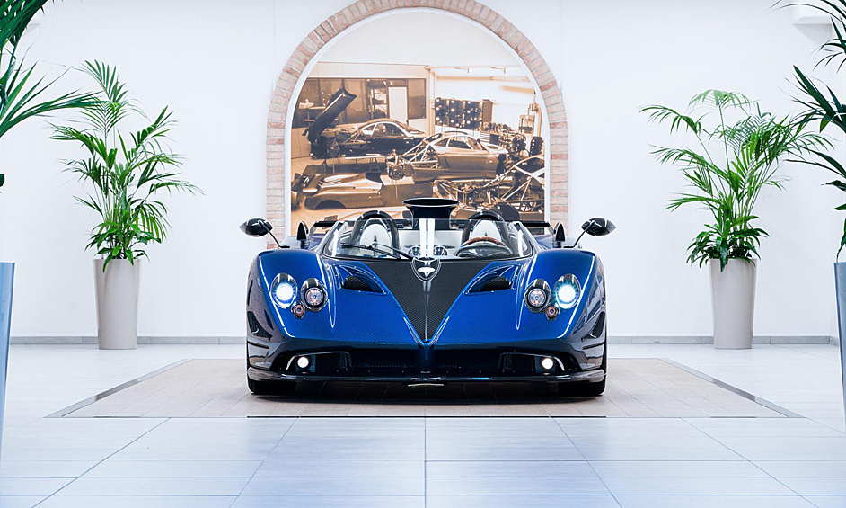 Pagani Zonda HP Barchetta, 15 млн долларов Автомобиль Pagani Zonda HP Barchetta стоимостью 15 млн долларов был представлен в 2017 году на Конкурсе элегантности в Пеббл-Бич, штат Калифорния. Существуют три экземпляра этого люксового авто, один из которых принадлежит основателю компании Горацио Пагани. Автомобиль был построен специально для него, о чем говорит аббревиатура HP (Horacio Pagani) в названии модели.   Как сообщает Autoreview, Pagani Zonda HP Barchetta оснащена самой сильной версией атмосферного двигателя AMG V12 6.0. Мощность мотора — 800 лошадиных сил