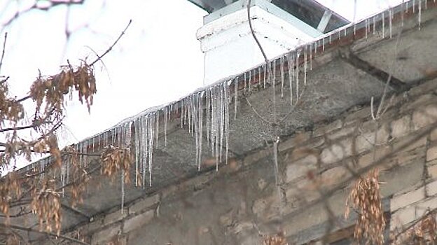 На крышах пензенских многоэтажек появились сосульки