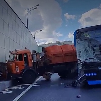 В Чехии столкнулись два поезда, а в России - автобус с грузовиком