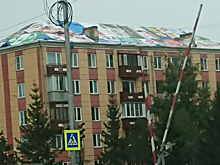 Дырявую крышу российской многоэтажки залатали предвыборными баннерами