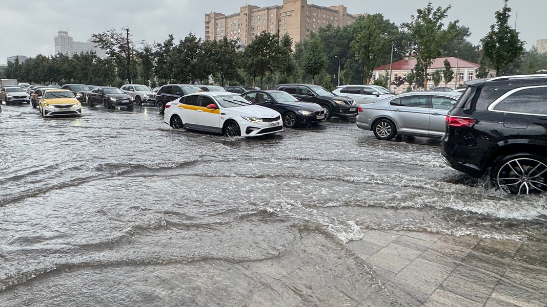 В Москве из-за сильного ливня семь человек оказались заблокированы в своих машинах