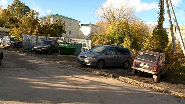 Двор дома на Московской, 10, весь день заполняют автомобили