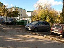 Двор дома на Московской, 10, весь день заполняют автомобили