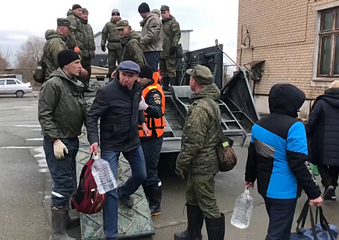 Военные инженеры Ясненского соединения РВСН организовали раздачу питьевой воды жителям труднодоступных районов Оренбургской области, пострадавших от паводка