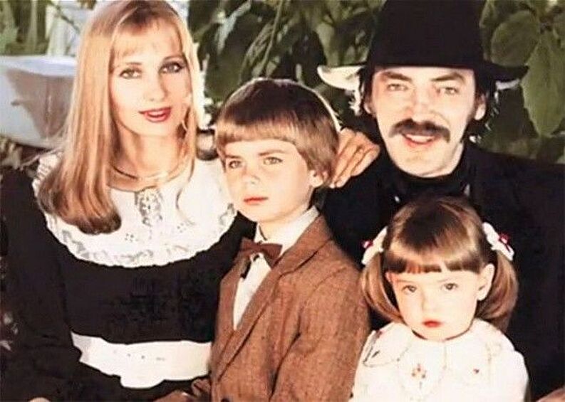 Михаил Боярский с семьей – женой Ларисой, сыном Сергеем и дочерью Елизаветой.