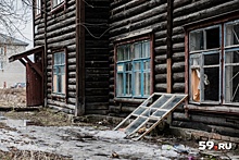 «Только бы проснуться живыми»: жильцы аварийного дома в Чусовом боятся, что он обрушится на них