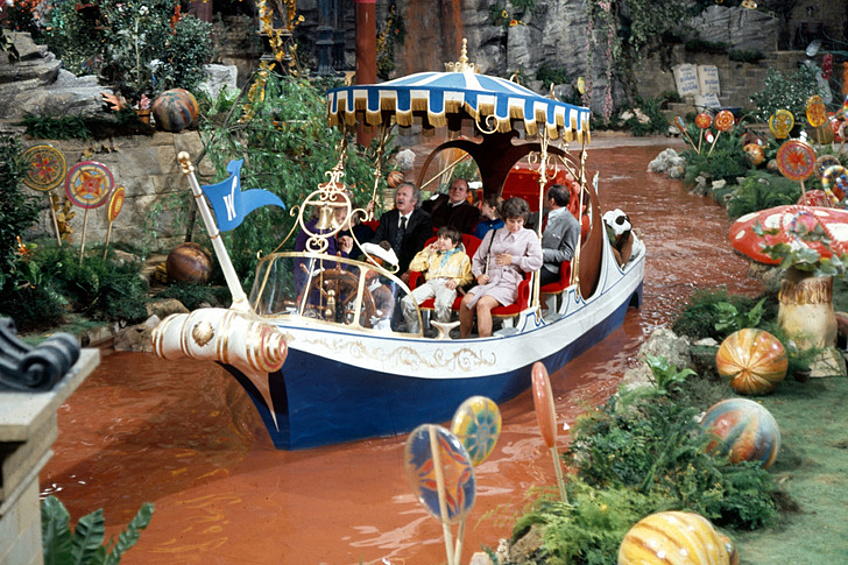 В плывущей по шоколадной реке лодке Вилли Вонки есть места для него и только для 8 гостей. Получается, что все предыдущие исчезновения были им тщательно спланированы?