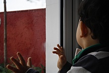 Отделался испугом и ушибами: в Улан-Удэ из окна выпал маленький мальчик