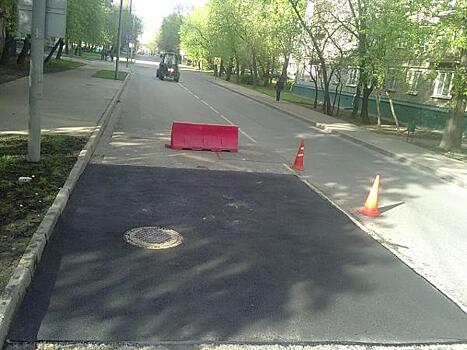 На Солнечногорской улице отремонтировали просевший дорожный люк