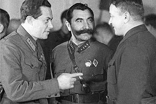 Советские военные деятели Иона Якир (слева), Семен Буденный (в центре) и Михаил Тухачевский (справа)
