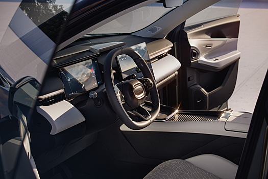 Geely показала салон нового кроссовера с техникой Volvo