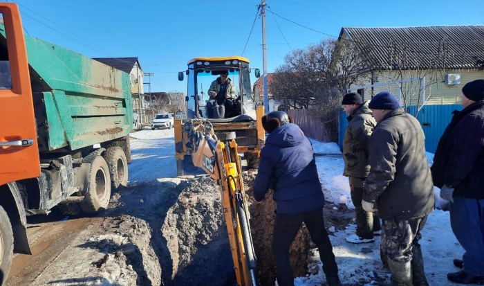 Во Фролово Волгоградской области ликвидируют аварию на трубопроводе водоснабжения