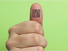 Всегда с собой: свободные от ковида россияне стали наносить QR‑коды на ногти и тело