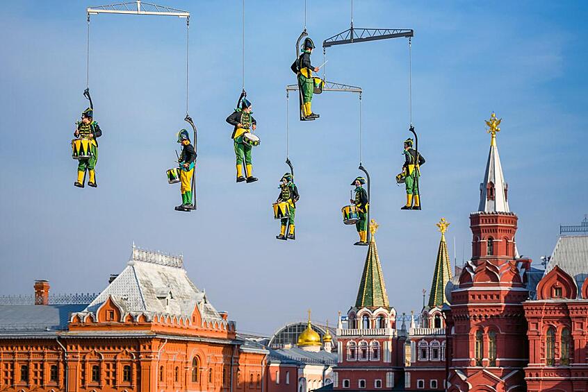 Одним из ключевых центров масштабных торжеств традиционно выступила Тверская улица с четырьмя тематическими площадками, каждая из которых посвящена символам и эпохам в истории Выставки.  