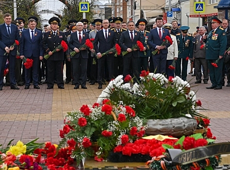 В Калуге возложили цветы к Вечному огню на площади Победы