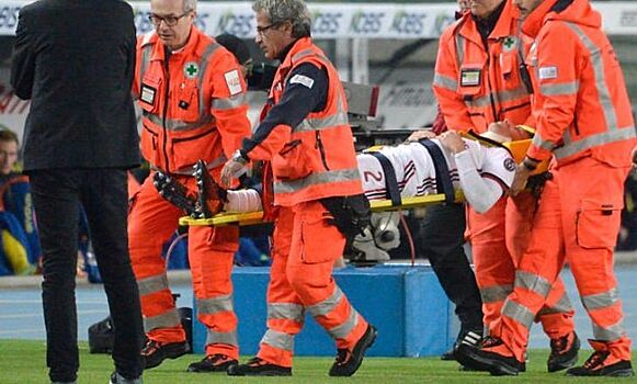 Защитник "Милана", получивший травму головы, чувствует себя нормально