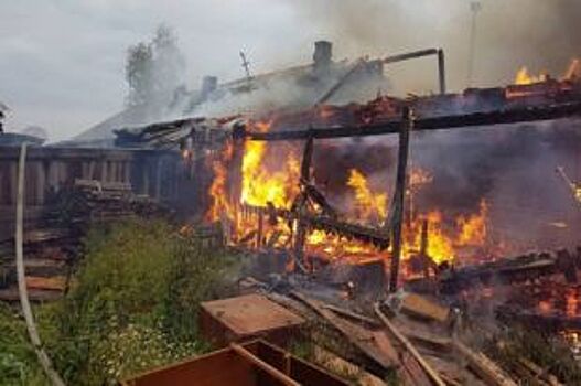 Женщина и ребенок погибли на пожаре в деревянном доме в Братске
