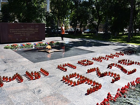 Надпись из свечей памяти, обозначающую число погибших во время войны жителей, зажгли сегодня в Вологде