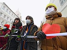 На Арбате в Москве активистки выстроились в цепь солидарности