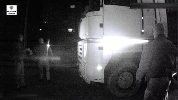 Пьяный водитель грузовика, лишенный прав, сбежал с места ДТП и пытался скрыться от патрульных