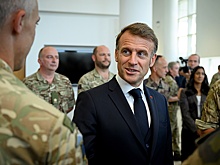 Макрон может учредить во Франции добровольную военную службу