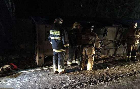 Под Калугой перевернулся экскурсионный автобус