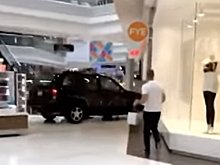Американец на внедорожнике заскочил в ТЦ и начал все крушить. Видео