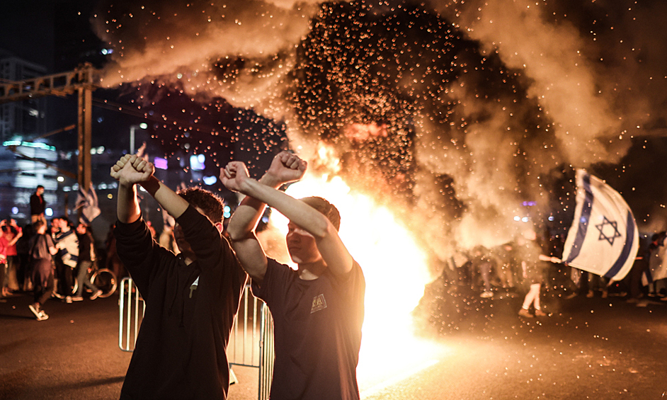 Протестующие на улицах Израиля после того, как премьер-министр Биньямин Нетаньяху объявил об отставке министра обороны, 26 марта 2023 года