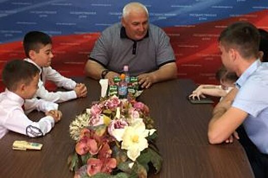 Депутат Госдумы Мурат Хасанов информирует многодетные семьи о льготах