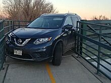 Никто не знает, как этот Nissan Rogue застрял на велосипедном мосту