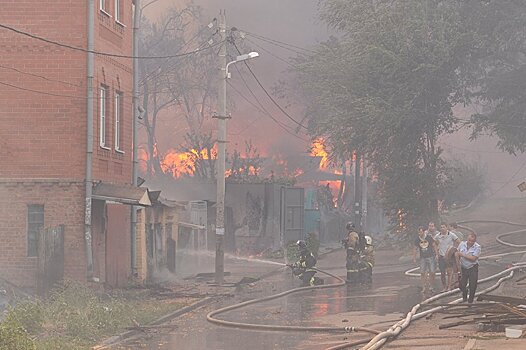 Пожар в Ростове: горят двенадцать домов