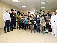 В Самарской областной больнице прошла интерактивная выставка военных атрибутов для юных пациентов