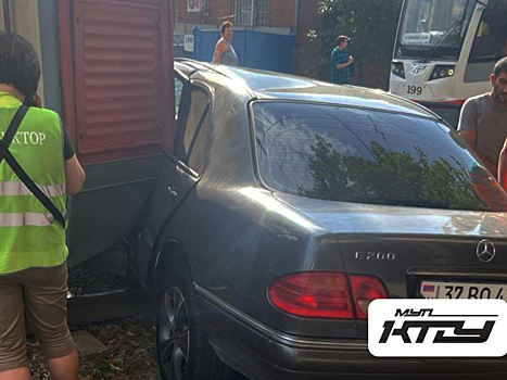 Трамвай снес «Мерседес» в Краснодаре